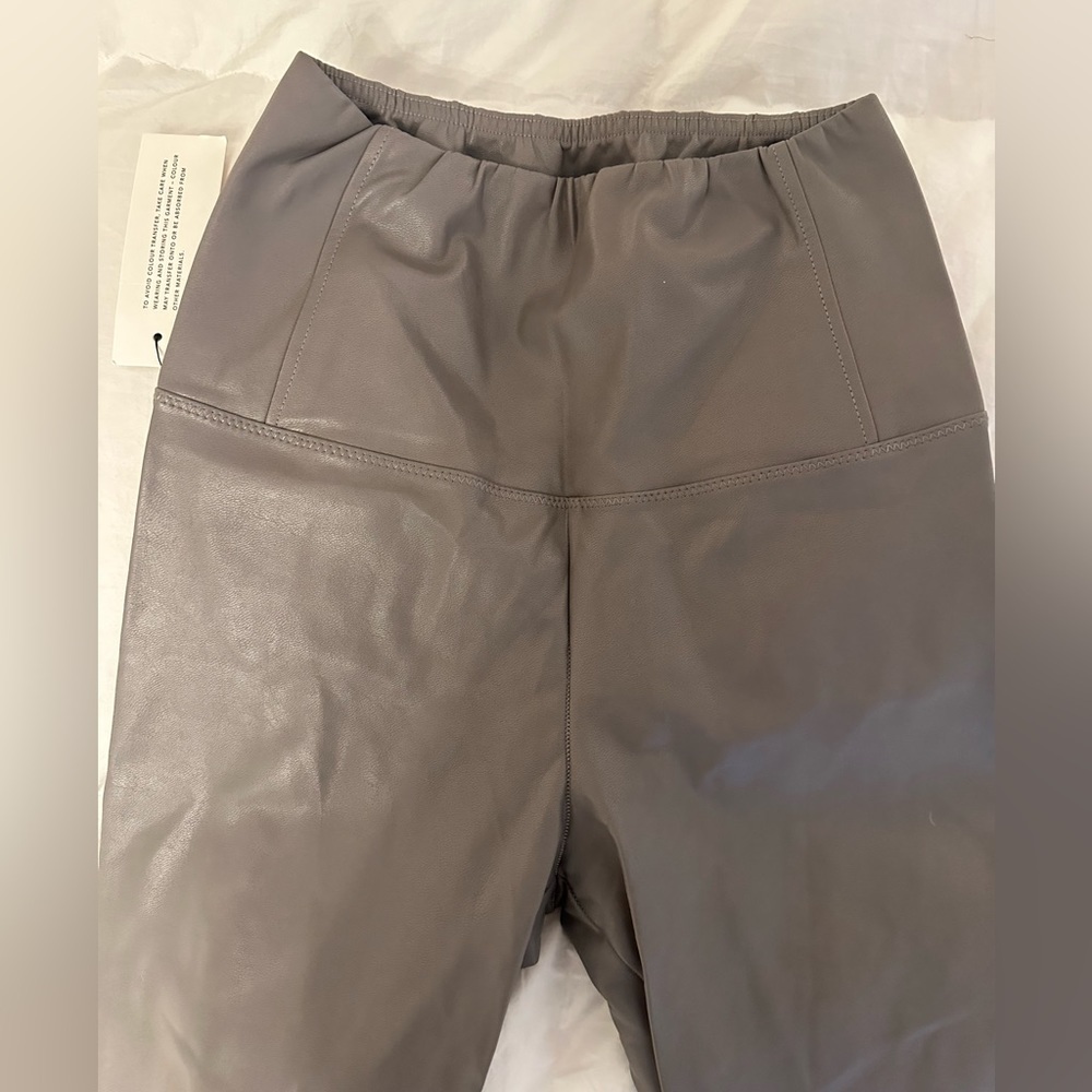 Aritzia Wilfred Daria NEW pant in grey size XS.